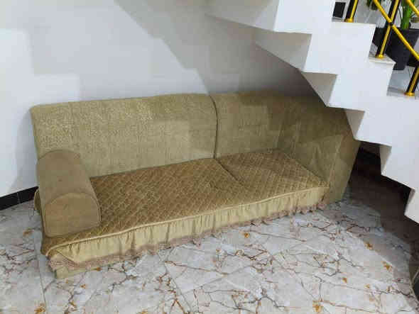 جلسه خشب ارتفاع ٣٠ سم  نضيفه كلش سعر ٣٠٠ وبيه مجال *********** مكان بصره
