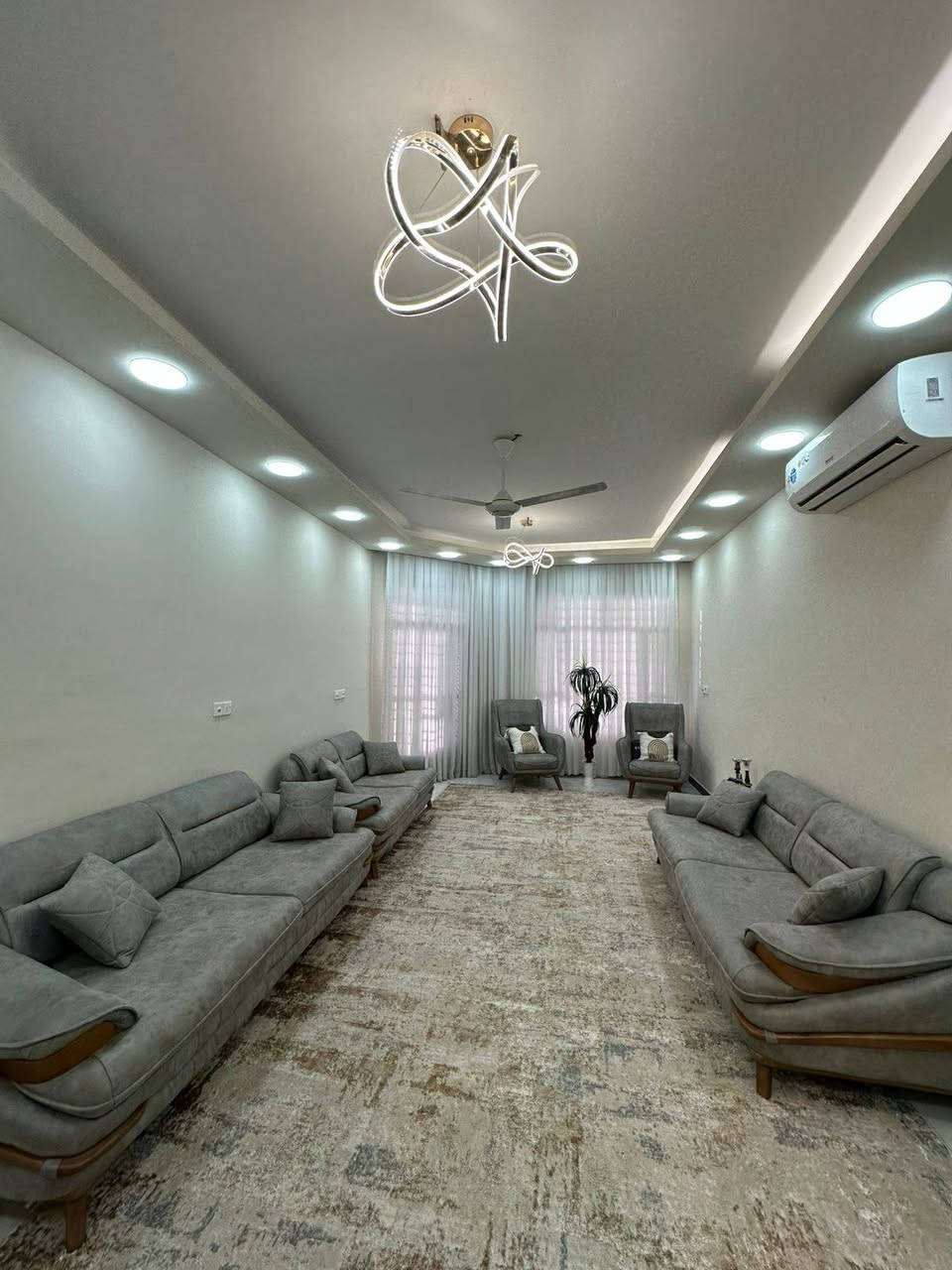 السلام عليكم
بيت مساحة ٤٨٦ 
مساحة البناء ٢٦٠
بناء بلوك كلر
متوفر خدمات ماء وكهرباء 
سند ٢٥ 
بناء ٢٠٢٣
غرفتين نوم 
حولي ٤-٧ 
هول ٥-٧
مطبخ حار ٣-٤
مطبخ بارد ٤-٦
استقبال ٤-٨
بيتونه كبيره٧×٤
كلدور كبير 
كراج يتسع ٥ سيارات
حديقة كبيرة 
البناء وسط القطعة 
سعر ١٩٠ قابل للتفاوض مع الاثاث او بدونه
الشراي يتصل 
***********

جسر ديالى القديم_منطقة العريفية
للاستفسار الاتصال ع صاحب البيت مباشرتا لاتعلق ولا ادز خاص لان اني ماعندي معومات اكثر.وشكرا جزيلا
