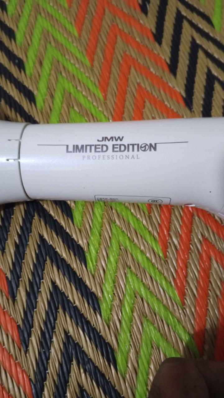 شسورين عدد 2 مع ساعة نسائيه جابوهم لصديقي من الخارج غير نظافة 100/100 واحد منهم لمس غير مستخدمات. سعر الشسوارين والساعة 75 الف وبي مجال واسع بلسعر المهم أن بلشراء رجاآ العنوان البصرة القبله اعتذر ماعندي توصيل خدمه لأي مكان العنوان البصرة القبله ملاحظه انا مجرد مكلف بلنشر متواجد واتساب ***********  مع جزيل الشكر والتقدير لإدارة الاكروب وربي يحفظ الجميع انشالله البصرة, العراق
