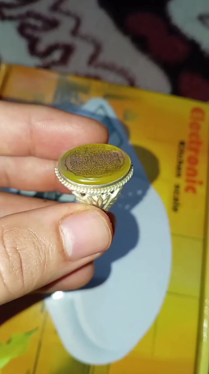 شرف الشمس قديمه الحجرة مخطوطة
قياس الخاتم 22 مع حجرات شرف الشمس وزمرد هديه مع الخاتم
يوجد توصيل كافة محافظات العراق السعر طيب ان شاء الله


**إذا كنت صاحب هذا الإعلان وتريد حذفه لأي سبب، رجاءا أرسل رسالة إلى الدعم الفني**