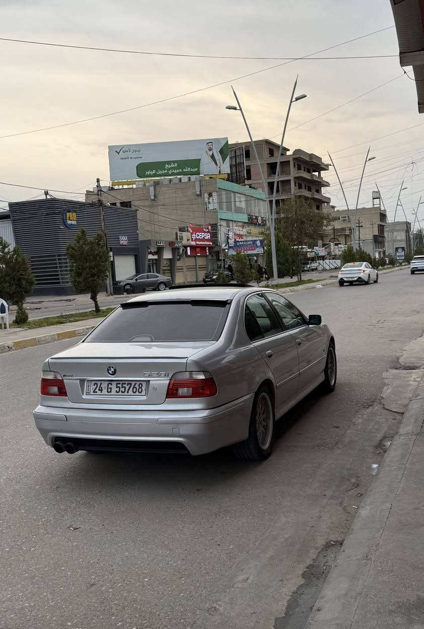 بسم الله الرحمن الرحيم
رجاءاً اقرة التفاصيل كاملة قبل لاتخابر او تسأل وتحياتي. 
للبيع الوحش الالماني BMW 528i 🇩🇪 محرك تك فانوص محرك وكير كله شرط. السيارة مصبوغة فقط للجمالية عام شرط دكة جاكوك مابيها اي طخه مابيها واي ضربة مابيها وعندي فديو الها قبل الصبغ والصبغ درجة اولى تكلفته 12 ورقة فقط للجمالية.  
السيارة موديل بل سنوية 1996 محدثة 2000 اعتبرها  موديل 2000 عليها كت M كامل. سنوية ورقم كله جديد رقم دهوك. 
لون سلفر 🩶 السيارة جديدة ونظيفة بمعنى الكلمة واحلى من الصور. 
فول تحكمات ستيرن شاشة كبيرة وكعدتها البلادية مو تحوير كعدة بلادية وكامرة. 
فتحة سقف الزجاج غرفتها كلش نظيفة جلد غرفتها نفسها ال بلادية وبعدها كلش نظيفة تبريدها ثلج ❄️ تدفئة شغالة السيارة تفاصيلها كلها عل بلاد تحكمات مري شغال جامات اوتو امامي وخلفي. عليها ادامة كاملة من طخم امامي وخلفي وطخم تايرات جديد وطخم ويل جديد كرن غزال منضومة وقود جديدة. دهن وفلاتر كله جديد ميعوزها كلشي. لايتات البجم بل كامل زينون منضومة كاملة مع الترحيب. بك لايتات جديد الامريكي من اغلى الانواع. حلك كزوز رياضي m وايرمنية وكهربائيات كله بلادي وكلشي بل سيارة شغال وبلادي مابيها اي كلوب مشتغل. السيارة عوزها فقط خيال وشرط ترايها كلش حلو من ثبات ورزانة وعزل. 
واسف عل اطالة السعر 135 وبيها مجال.مكان السيارة موصل.


**إذا كنت صاحب هذا الإعلان وتريد حذفه لأي سبب، رجاءا أرسل رسالة إلى الدعم الفني**