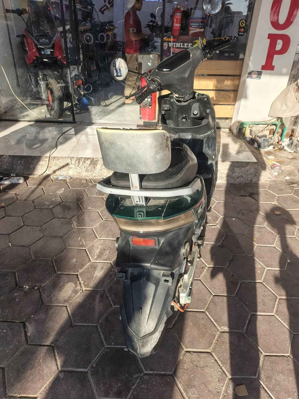 السلام عليكم اعادة نشر 
دراجة سكنس بيها فطر خفيف بالكڤر الامامي والكشن شوفت عينكم ويرادلها فج مال بريك خلفي وبطارياتها تعبانات بين قوسين يتبدلن تمشيك مسافه 5 كيلو على هالوضع يعني مال مشاوير داخل المنطقه تفيد الي عنده شغل يروح ويرجع بيها لازم يخلي على نمره واحد وعلى كيفه وي السكليتر مو يقبط حتى تصير اقتصادية بالصرف 
كهربائية كلها شغاله لايتات واشاير وهورن وحتى شاحنة usb شغالة والله العظيم كل الحجيتة موجود بيها مامجذب ب ولا حرف 
رايدها بيع فقططط بدون مراوس حبايب فقط بيع وتوصيل ماعدي تجي تشوفها بعينك وتاخذها بالكية التجيبها
🩵 مكاني بغداد المدائن وسعر بلاش والله علما سعر الجديدة 550 الف 
معلومه سعر البطاريات 250 الف يطلعن لان بطارياتها مسطرة عالي 32 امبير ونلي 
وياها سويج فقط وشاحنتها وزوج مرايات مال الولد الاخذتها منه بقن بيها واسف على الاطالة حبيت اوضح كلشي حتى الماعنده خبرة بيهن ياخذها على الحجي الكاتبة وماينغش مثل البعض حشى الزينين 
واتس اب عندي او رمش بكيفك 
***********
