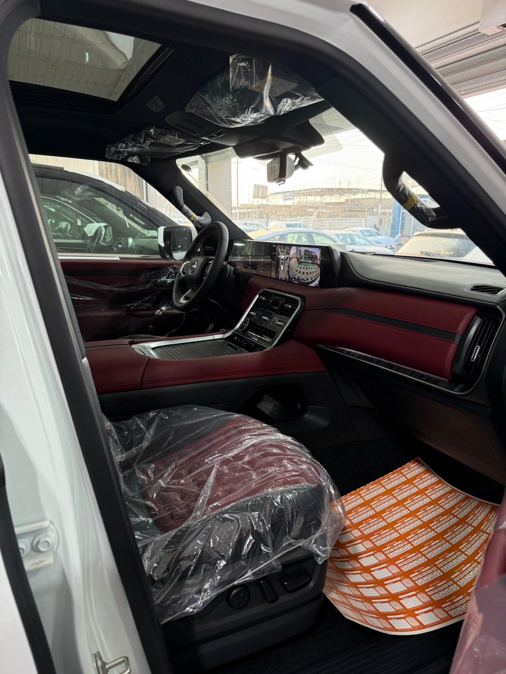 بلاتينيوم ابيض 2026 رقم بغداد بانوراما رادار تحديد مسار قيادة ذاتية نقطة عمياء داتا شو عرض على الزجاج كراسي مساج وكهرباء وتدفئة وتبريد وذاكرة محرك 6 سلندر تنفس طبيعي داخل احمر فور ويل و5 كامرات وشاشة كبيرة متصلة وشاشات خلفية وجنطه كهرباء والكراسي الاخيرة كهرباء 