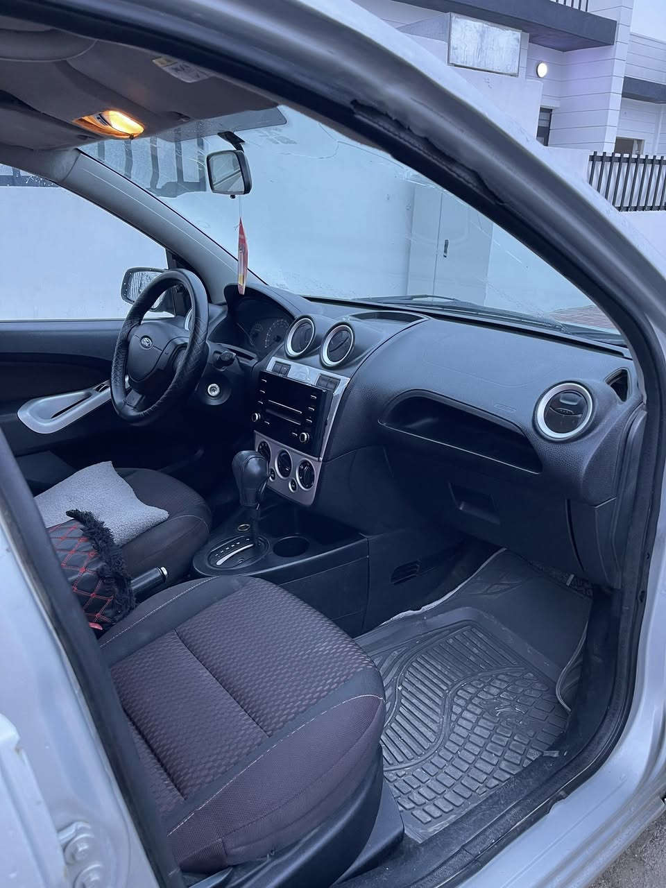 فۆرد فیگۆ ٢٠١٣
فۆرد فیگۆ 2013
ادوات - بڕاوە بڕاوە بڕاوە
گێر و مەکینە و تەبرید و حیزام بە شەرت 
یەک ٢٥٠ ی مەسرەفی تیا نیە کامل گیانی جاهیزە 
ABS 
4 تایەی لۆک 
بەس جێ موسەکانی بۆیاخە 
بەنزین زۆر کەم ئەخوا 
گێڕ و مەکینەی بێ عەیب 
سعریشی ٣٥ 
شوێن کەلار 
***********
