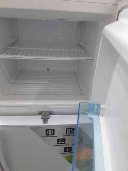 ثلاجه حجم ١٠ فول تجميد وعل الفحص جديده السعر ١٣٠ المكان النجف الجديده الرقم ***********
