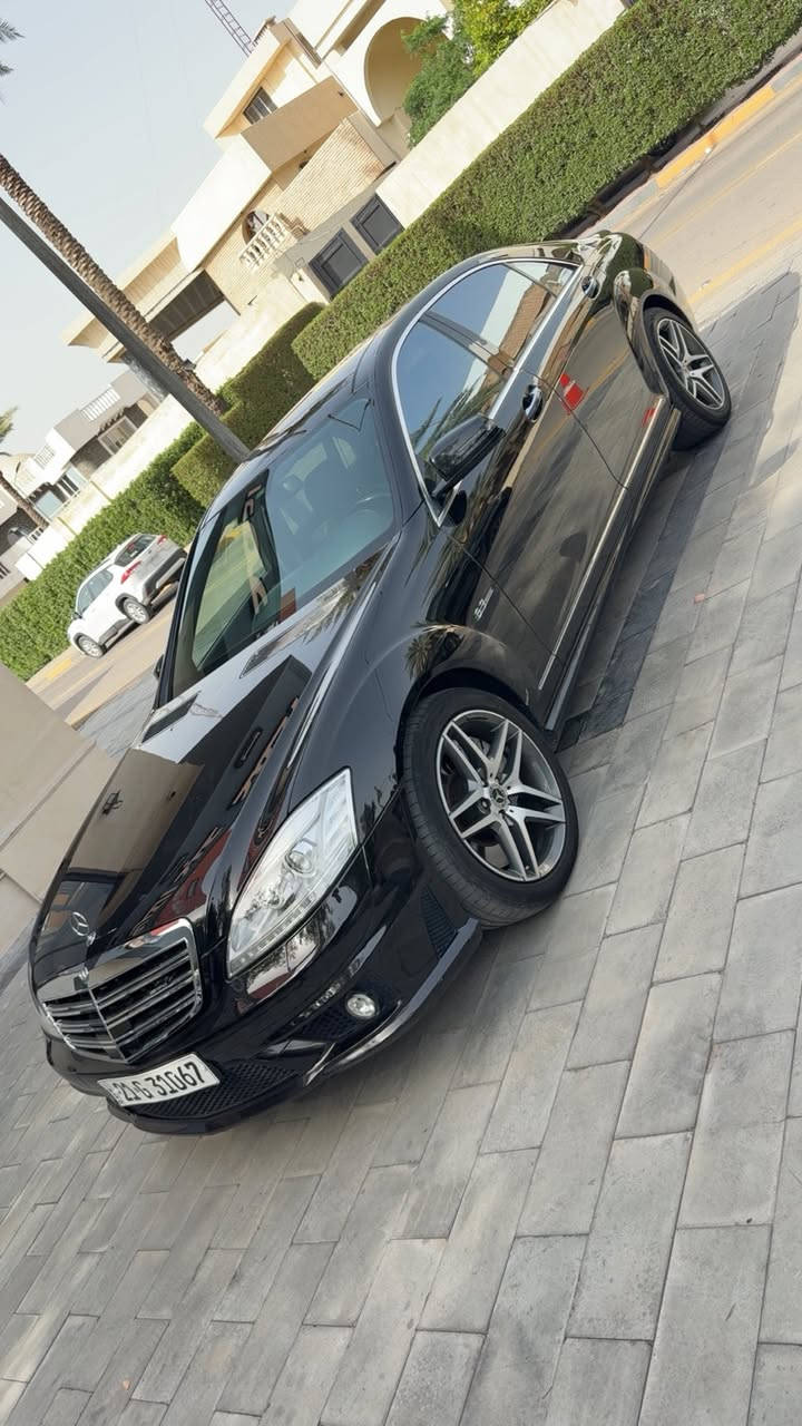 السلام عليكم مارسدسS63 بدون صبغ شادله محرك 550 جديد موديل 2007 ماشيه 90 الف للاستفسار ***********مكان السياره بغداد اليرموك

