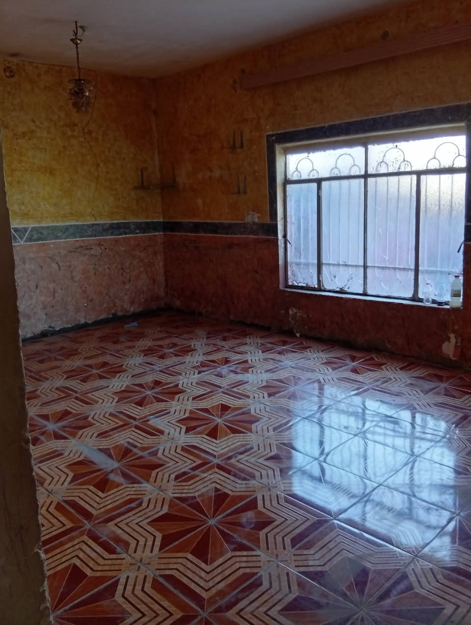 بيت للبيع قرب مدرسة بغداد مساحته 200 من يرغب بالشراء يتصل
***********
