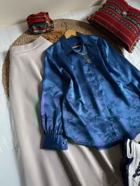 طقم قميص وتنورة • خامة ستان ودابل • مقاسات 38-48