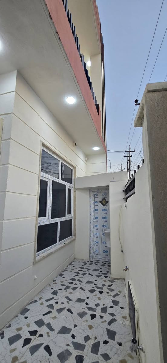 سلام عليكم 
بيت للبيع 🏠موصل رشيديه 
قطاع الخامس 5
البيت طابقين ثلاث غرف
📍قرب جامع الرحمه و مدرسه الملايين 
تقطيع حاج طه  صاير عشارع 
بناء جديد 
المساحه 118 الواجهه 8 

طابق الاول 
استقبل + مطبخ + صحيات 
هول + غرفه 1 

طابق الثاني 
غرفتين 2 + هول + صحيات 
سطح ناصي 
باقي التفاصيل الاتصال
***********
***********
