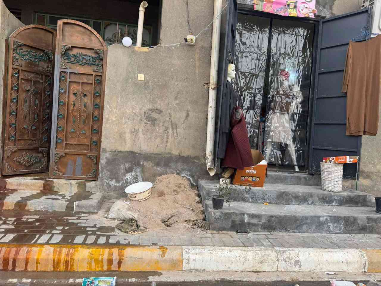 بيت للبيع مساحة 110
يحتوي على غرفة زائد برانيه 

زائد صالة زائد حمامات داخلي وخارجي

كونكريت مسلح قاط واحد 

ويحتوي على محل طالع 

من نفس البرانيه 

السعر 100 مليون وبيه مجال لشراي 

رقمي *********** واتساب 

او *********** واتساب
