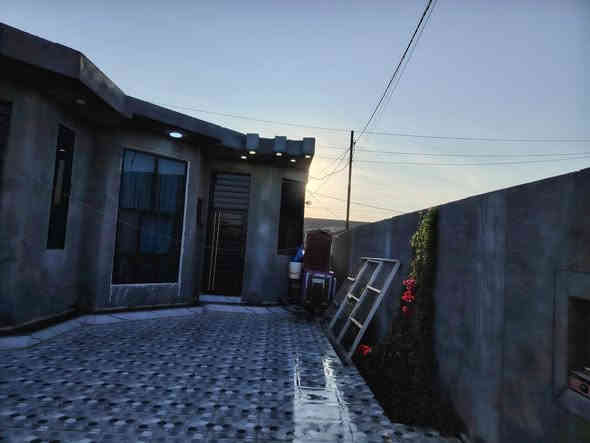 بيت للبيع قرار 117 مفوض بالطابو المساحة 312 متر ركن  على 3 شوارع  بي بناء 160  والباقي قطعة فارغة البناء حديث صارلة سنة العنوان حي النصر قرب السادة ابو خطة قريب بيت الشيخ ابو ثامر قريب اسواق عماد السعر 62 بي مجال للشراي العنوان بابل ملاحظه البيت مبني بي الواجهية فقط مطبخ حار 2ونص في 4 وهول 5في 6 ومضيف كبير 8 في 4
الاستفسار اكثر ***********
