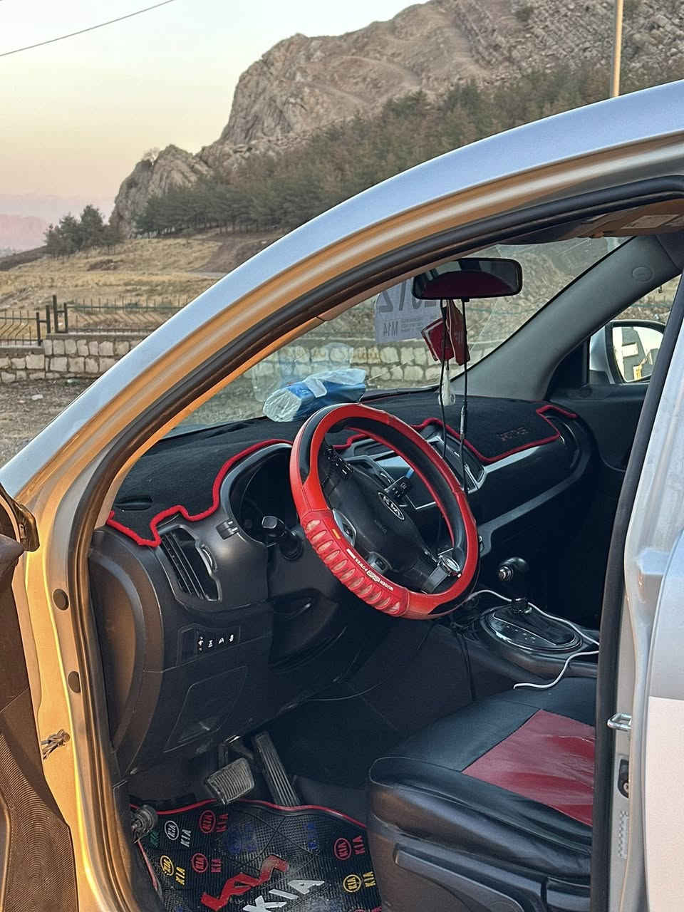 کیا سپۆرتاج مۆدێل ٢٠١٢
ساخە  سەیارەکە براوە نیە 
بۆیاخ ٥ پارچەی هەیە لەسەر ساخە 
سەیارەکە فولە بەس پانۆراما نیە 
شوێن ڕانیە   
ژ.م    ***********.
