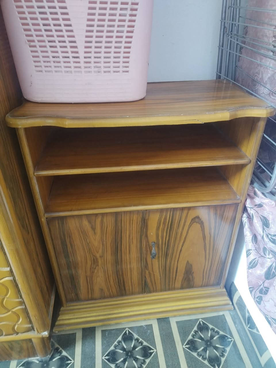 سلام عليكم غرفه البيع  مكان الحسينيه 5 قطع  سعر 500الف وبيه مجال الرقم ***********
