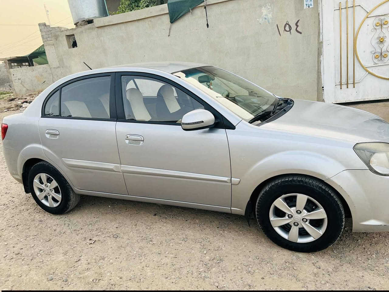 كيا ريو ٢٠١١ جاملقين وباب بدون دواخل 
الاستفسار اتصل على الرقم 
***********
