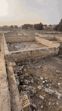 السلام عليكم قطعه 500 متر مبينه بتلو 200 متر طابوك على شارعين شارع 12 متر  وشارع 8 أمتار ويتوفر جميع الخدمات ماء كهرباء تبليط     
العنوان شارع المخبز مقابيل شارع 60 🇮🇶.  الاستفسار الاتصال على الرقم ***********
