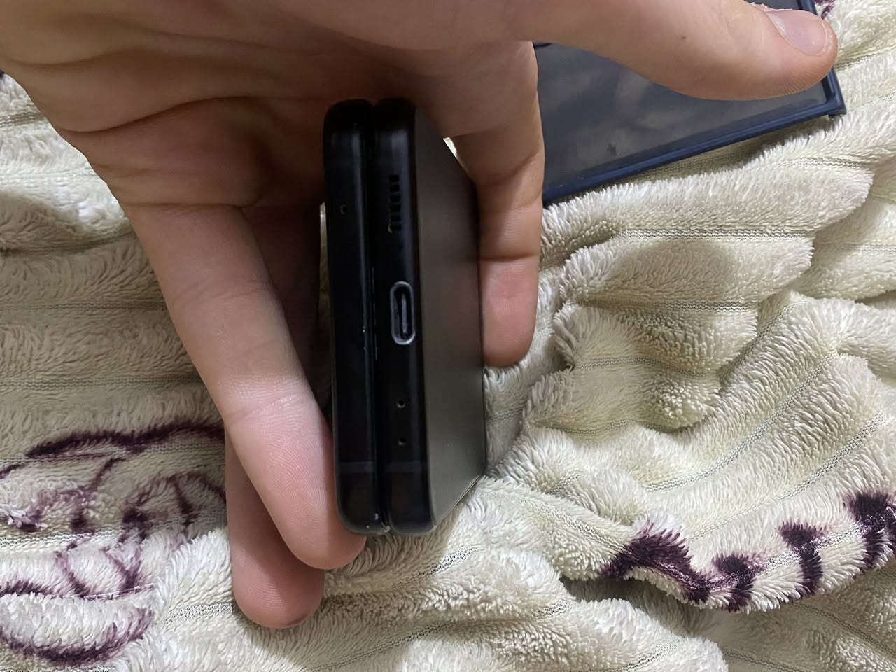 السلام عليكم z flip3 للبيع جهاز كلشي مابي
فقط شاشة يرادلها تبديل أبيعه على وضعة 
جهاز شحنه يطول يوم كامل 
 وياه كفر 
قيم باللي يرضي الله 
مكاني بغداد
***********

