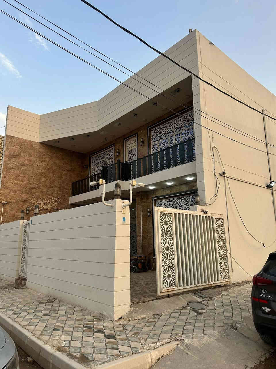 للبيع او مراوس بيت 200 متر  ركن على ثلاثة شوارع زوير فرع مضيف الرسول الاعظم شارع 10 متر تبليط 
جاهز للسكن مؤثث كامل
ممكن يباع مع الاثاث او بدون 
طابقين 
الطابق الاول هول صاله كلدور مطبخ صحيات
الطابق الثاني 3غرف نوم وكلدور وصحيات
الطابق الاخير مخزن +سطح 
***********
