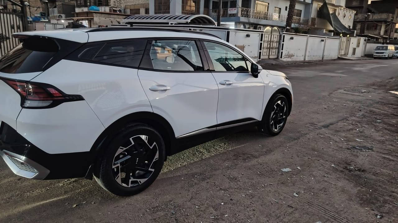 السلام عليكم سبورتج وارد أمريكي موديل ٢٣حادث بسيط جدا دعاميه أماميه رقم بغداد انكليزي فول مواصفات برستيج بسمي تحويل مباشر ماشيه ٤٧ الف مكان السياره بغداد لتواصل ***********
