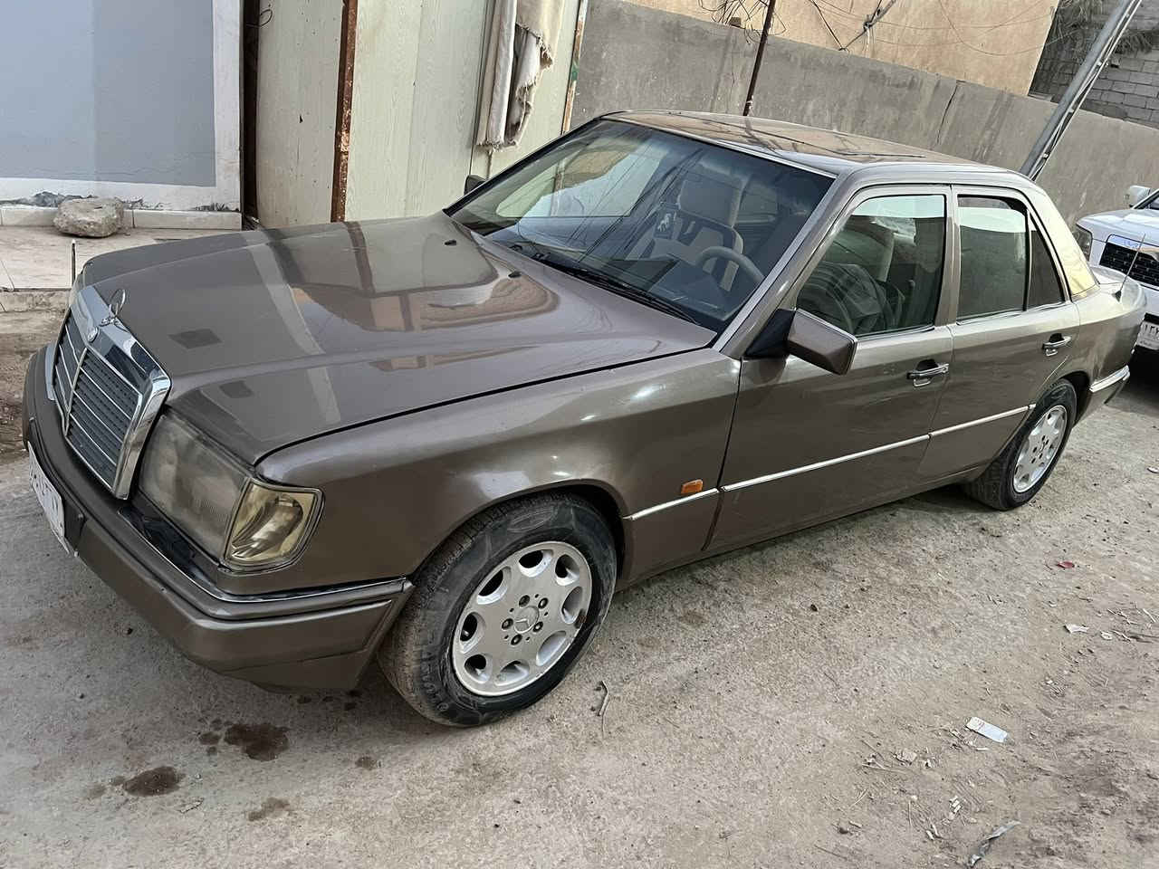 مارسيدس دب 300 موديل 1991 رقم بغداد.. مكينة وكير محور ياباني فيفيتي 2500... كهربائيات كله شغاله قواعد دبلات وحده معمرة  شي بسيط والثاني ابلاد حدادية صدر جديدة خاليه من اي خياسات.....تايرات نضيفات...غرفة كلش نضيفة ودوشمة جديده 
السعر 50 وبيها مجال بسيط 

للاستفسار عالخاص او الاتصال على الرقم التالي ***********..
