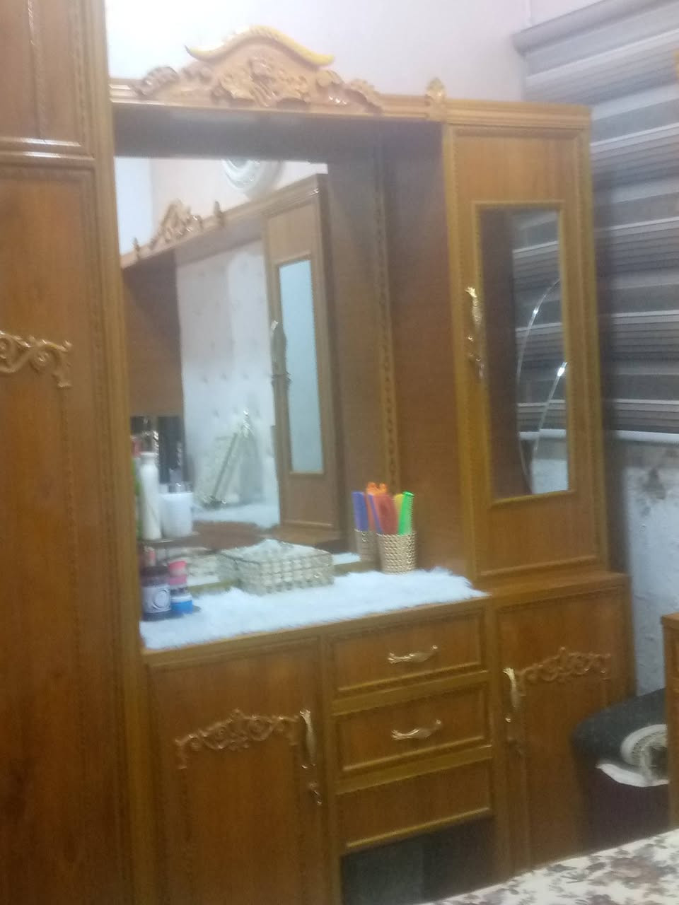 السلام عليكم غرفه جداً نضيفه بشكل مابيه اي شي فقط المرايه لي بلميز المرايه الزغيره مفطوره فقط السعر تواصل على رقم*********** مكانه بغداد مدينه الصدر
