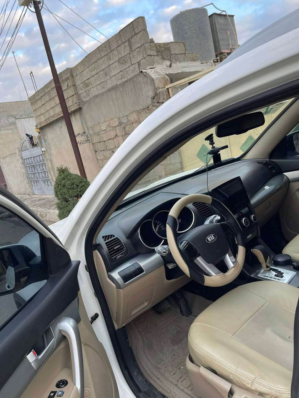 کیا سۆرینتۆ ٢٠١٢ سەیارەکە ٣ڕیز کوشنە سەیارەکە ٤ پستۆنە گێڕ و مەکینە بەشەرت سەیارەکە تەنها یەک بست بۆیاغی لەژێر دەرگای سەکن و ٤ تایەی تازەی لە ژێرە هەتا بڵێی جوان مەوەتەوە بێ مەسەرفە ١٤٥ گەڵا و مەعامەلەشی تێدایە
بۆ زانیاری زیاتر پەیوەندی..
0750 134 1393 رانية, السليمانية
