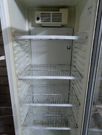 ثلاجة عارضة نوع ايكور غاز بلادي شرط الشغل سعر ١٦٥الف ٠٧٧٠٨٢١٧٠٥٤