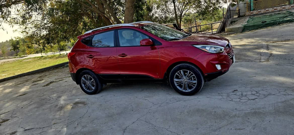 اسلام عليكم توسان موديل ٢٠١٥ وارد امريكي اسياره كفاله من اصبغ بيه ظرر من امريكيه بارد بجنطه كلش بصيط وبيه بارد بصيط بعد بمكانات سياره جديده بمعنه الكلمه مواصفات  السياره كشنات تدفىه تبريد كهرباء حساسات يعني مواصفات حلوه محرك كير صدر كله بلكارتون اشراي يجي ويشوف بعينه محرك ٢٤٠٠ وضه شركه ماشيه ١٢٠ عنوان بابل مسيب مفرك اسده الفراشه ***********
