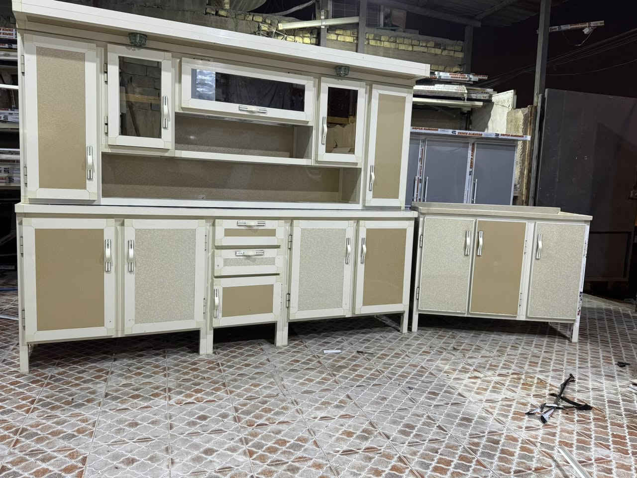 مترين ونص وسنك متر وعشرين مرمر مستعملة قليل كلش ***********
