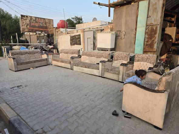 تخم ونص قنفات تسكام نظيف وجاهز يتكون من ٦ قطع ١٤ نفر السعر ٢٢٥ وبي مجال بسيط العنوان نجف حي العسكري شارع السبيس السايدين خلف سوق المخضر  ***********
