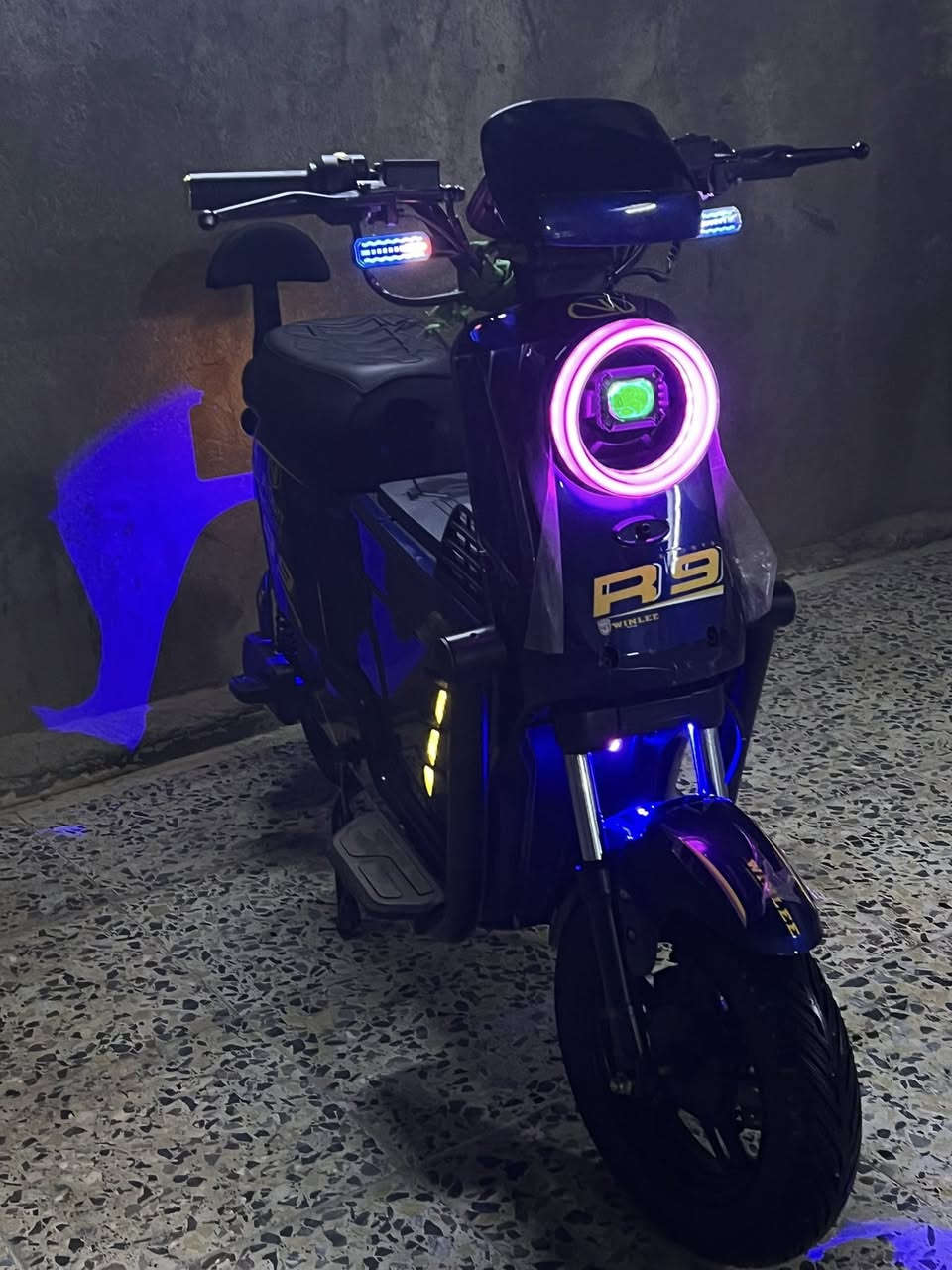 السلام عليكم
دراجه شحن R9 اللبيع

دراجه خير من الله موصفاته موديل 2026 اخر اصدار اخذته قبل شهر جديده من الوكيل 

1/ملف: 1500واط حقيقي

2/اشاير يمنه يسره عالي ناصي 

3/بطارياته 5 23امبير حقيقي

4/ماشيه2000 كيلو 

5/سرعه 109 بل شاشه حقيقي 60الى 65 

6/و دراجه بيه بوكس و درع يمنه يسره حمايه الدراجه 

7/و بعد اكو موصفات ما ذكرته 

8/العنوان البصره قضاء الزبير شارع سوك سوادي 

9/و دراجه ما ناقصه برقي واحد 

10/ رقمي  ***********
سعر 425

