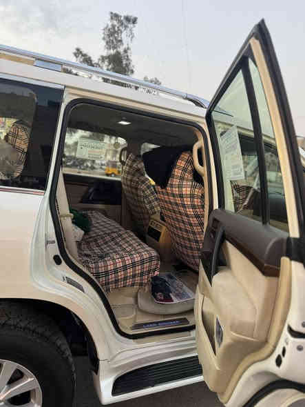 لاندكروز 
سلام عليكم 

لاندكروز موديل 2016 محرك 6 فطيميه 

رقم اتصل  ***********
