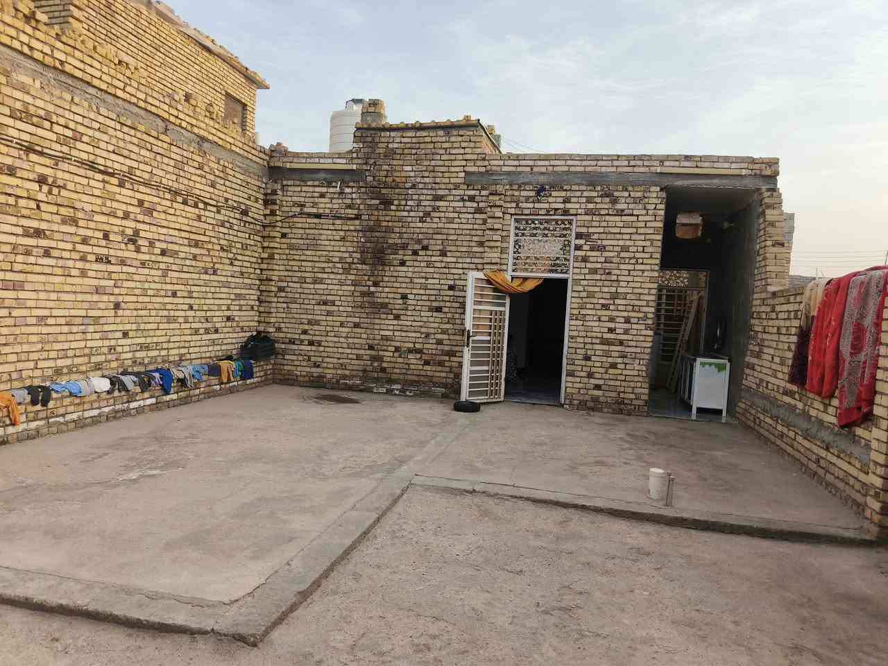 سلام عليكم بيت البيع 160متر الواجهه 8 نزال 20  حي الحسين الجديد  زراعي حجي وهاب   طابو زراعي سند 25 يحتوي على غرفتين صاله  ***********
