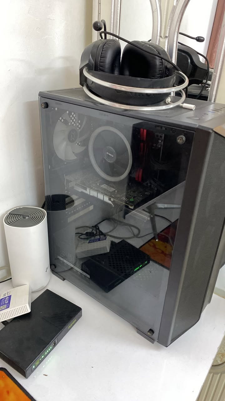 سلام عليكم حبايب تجميعة بسيطة للبيع المواصفات RX580 8GB معالج e5 جيل الخامس الرامات DDR4 16GB 3200mhz و SSD 512GB بور سبلاي 500w اخوان أبيعها كلها هيا والميز والشاشة والكيبورد وماوس و ويوبي أس 1500 وسماعات ثنين وشغلة ثانيه بس بيها شغلة وحده وهيا الويندوز ضرب فا اني أبيعها هيج سعرها 350 قفل مكاني بغداد حي الجهاد رقمي *********** أدمن وافق
