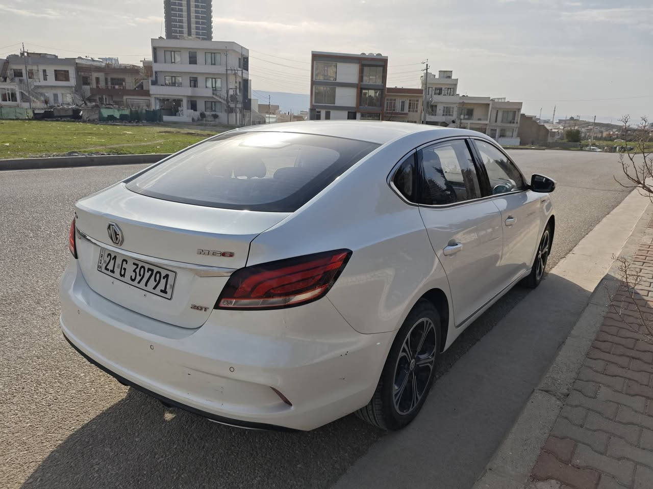 MG6   MODEL  2021
ڕەنگی سپی 
ناوی ڕەش و بێجی وەک لە وێنەکاندا دیارە . 
93000ڕۆیشتووە.
سەقف سلاید ، بەسمە،3مۆدی لێخوڕین ، مەکینەی 1.5 تۆڕبۆ ، ئاوێنە شەفت، تحدید سرعە ، کامێر ا و حاسە، و کۆمەڵێک مواسەفاتی تر 
زەمانی شەریکەی MG ماوە واتە هیچ کەم و کوڕییەکی تیا نیە و  سەیارەکە  یەک دەستە بەناوی خۆمەوە . زۆربەپاکی ماوەتەوە . 
 چەمەلەغی دواوەی لای سایەق بستێک بۆیاغی هەیە و دەرگای سایەق کەمێک PDR  . 
نرخ ـ110 گەڵا و معامەلە 
بۆ زانیاری زیاتر پەیوەندی بکە  ***********
