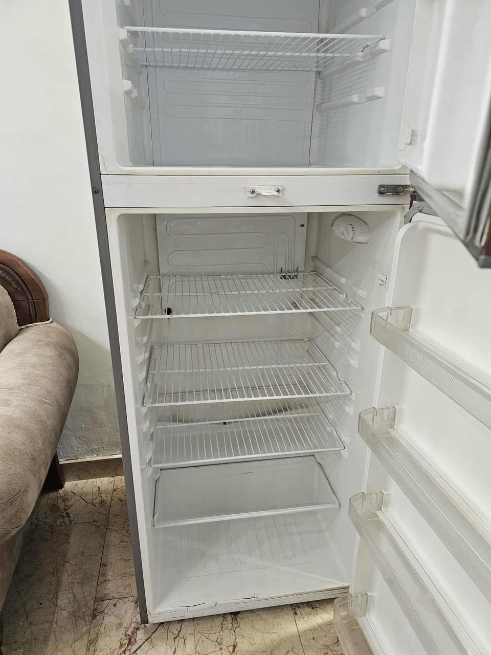 سلام عليكم ثلاجة للبيع مرتبة للبيع السعر 210 الف و بيها مجال قليل للاتصال على *********** مكاني بغداد الدورة
