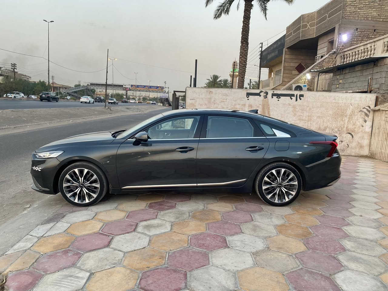 السلام عليكم
كيا كادنزا k8 للبيع 
موديل 2024 السيارة زيرو ماشية 11 الف كيلو 
وارد كوري بانزين محرك 2500تنفس طبيعي بانزين عادي بدون دوانز
 السيارة فول 1/1 فقط عدى الفتحة مواصفاتها 
تبريد تدفئة كشنات امامية خلفية 
دتچال عداد كيلو متر مع الردايو بالجامة الامامية
هيتر ستيرن 
اوتو هولد 
درايف مود ايكو نورمل سبورت 
انارة داخلية دشبول مع ابواب السيارة مثل ماوضح بالصور انارة شركة مو عمل 
مري شفط 
نقطة عمياء وكامرات 360 درجة مع الرادرات
تشغيل عن بعد مع D و R عن طريق البصمة 
شحن لاسلكي مع مروحة
كشنات حاضنة بالمود السبورت 
الكراسي السايق والسكن كهرباء وكل الوضعيات 
خزن ميموري 
وباقي المواصفات معروفة مايحتاج تنذكر 
السيارة مامرقمة وتترقم جميع محافظات العراق 
السيارة حادثها فقط دعامية امامية من جوة وتبدلت نفس لون السيارة لا شاصي ولا بدنة ولا براكيت فقط الدعامية وبيها مكانين بارد رصعتين اثر نقل وصبغتهن ؏ الرصعة حتى السيارة متنشز بالتكحيل 
سعر السيارة 215$ وبيها مجال للطيبين
الرقم ***********
*********** واتساب 
مكان السيارة بغداد حي الاعلام.
