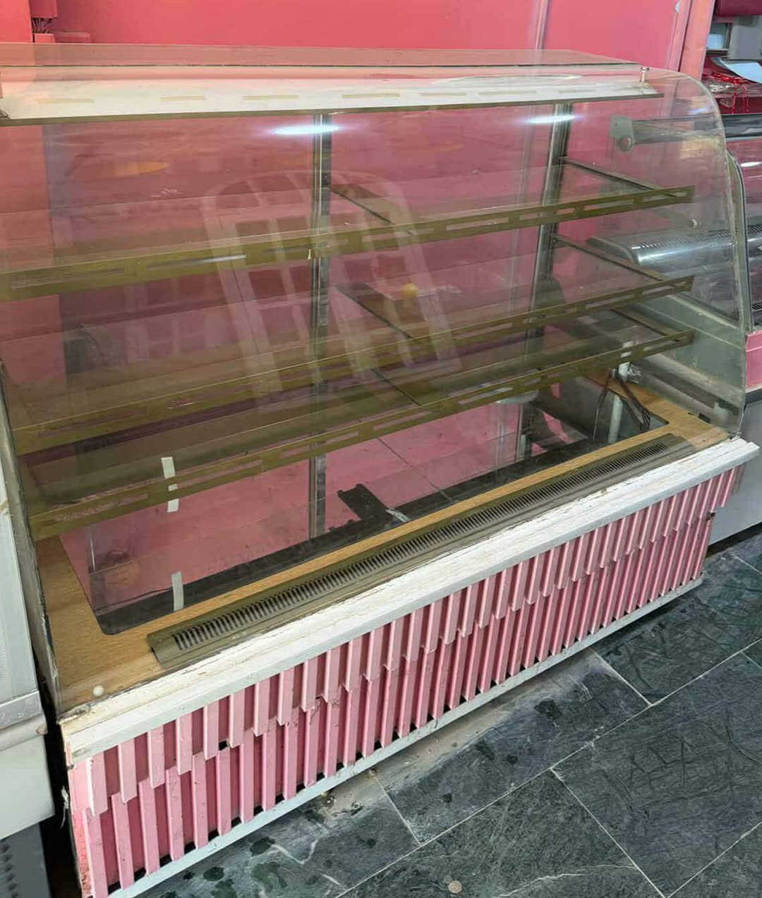 عارضات كيك عدد 2 للبيع مكاني الديوانيه
حجمهم متر ونص 
ارتفاع متر و40 
العمق 60


**إذا كنت صاحب هذا الإعلان وتريد حذفه لأي سبب، رجاءا أرسل رسالة إلى الدعم الفني**