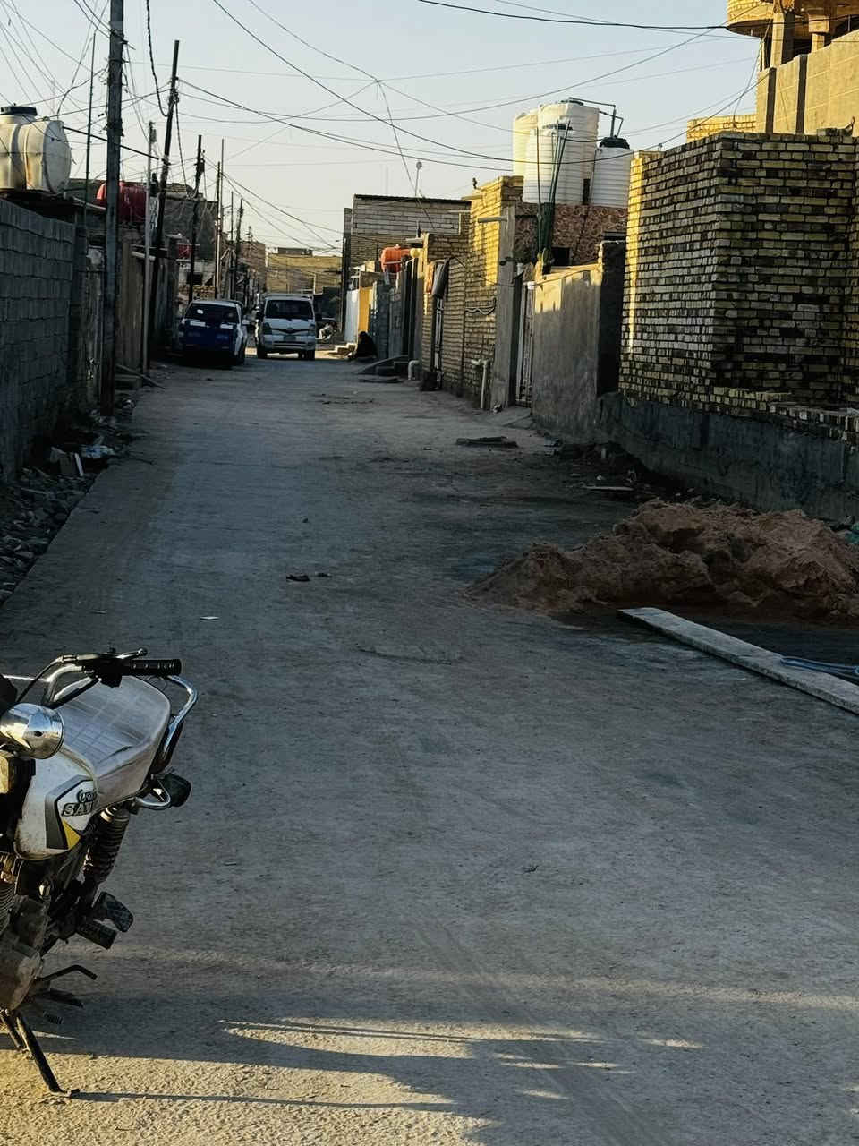 السلام عليكم ورحمة الله وبركاته
اخوان بيت للبيع بالشارع العريض الي مقابيل مديرية شرطة القاسم 
مساحة البيت (150متر)متوفره كافة الخدمات 
السعر (28مليون )وبيه مجال قليل لشراي 
للأستفسار اكثر الأتصال على الرقم. ***********
