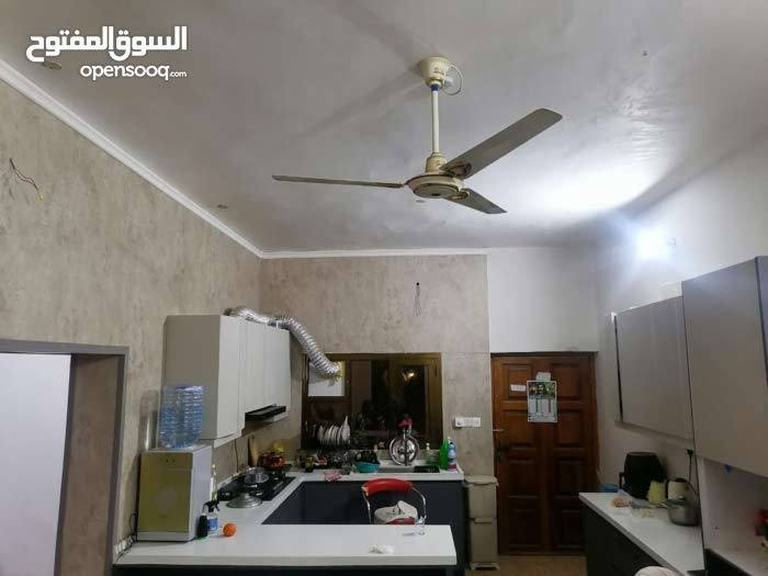 السلام عليكم
بيت طابقين زراعي للبيع.
الطابو باسم عراقي سند 23
البناء : الارضي طابوق، الاول ثرمستون. بناء حديث تقريبا سنة 2019
مساحة الارض 470 م.م
البيت مقسم الى 4 شقق متماثلة، 2 بكل طابق
كل شقة تتكون من غرفتين ومشتملات وهول داخلي.
احدى الشقتين الارضيتين تحتوي غرفة واستقبال اضافيات، يعني بيهه غرفتين + الاستقبال+ هول
مساحة البناء تقريبا : الجوه 260 م.م والفوك208
مساحة الشقة الواحدة  104 م.م تقريبا 
بس الشقة الجوه تقريبا 160 مساحتهه
والترك تقريبا 210، يعني يكفي تضيف بناء واسع اذا تريد
كفرصة استثمارية راقي ، قريب على شارع كردلان الرئيسي وعقارات الابرار. الشارع ماله مبلط وكل الخدمات متوفرة، يعني اذا تريد تأجره عليه طلب قوي.
م/ البيت بيه ورثة بس كلهم بالغين، 4 منهم ساكنين بالبيت نفسه
للاتصال :***********
