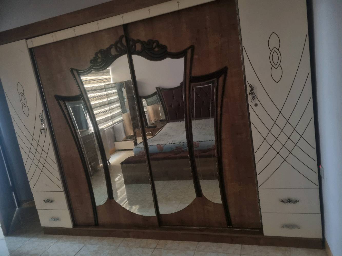 غرفة نوم مع دوشك