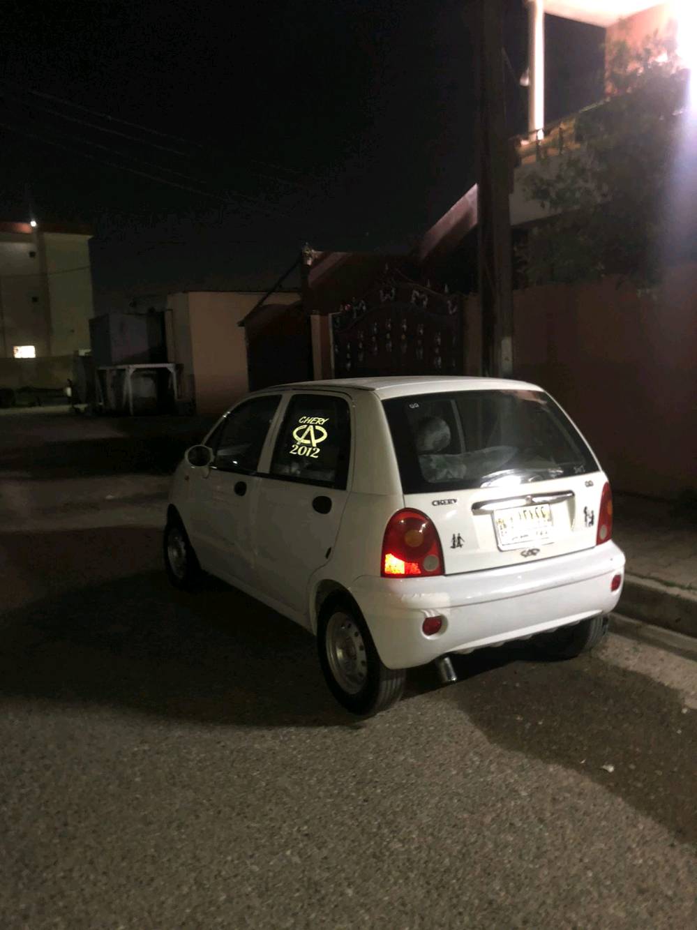 سيارة شيري 2012 بيضاء للبيع، بحالة جيدة مع علامات استعمال ظاهرة. فيها مساحات داخلية واسعة ومريحة وتعمل بشكل جيد. مثالية للاستخدام اليومي داخل المدينة أو لاستعمال العائلة. السعر قابل للتفاوض بحسب حالتها واحتياجات المشتري.