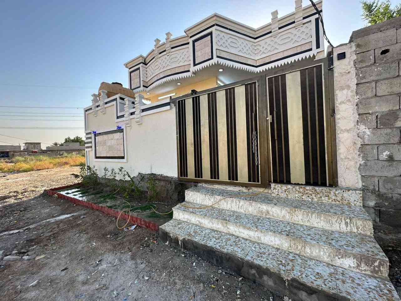 بيت للبيع زراعي مساحة 190 بناء حديث ما نازل بي احد يتكون من غرفتين وصالة كبيرة ومطبخ وستقبال وصحيات داخلية وخارجية ومنور مع ترك على طول البيت مكان البيت منطقة لإصلاح قريب على جزيرة بغداد السياحية 10 دقايق.
متوفر خدمات ماء وكهرباء وتبليط قريب 
رقمي ***********
