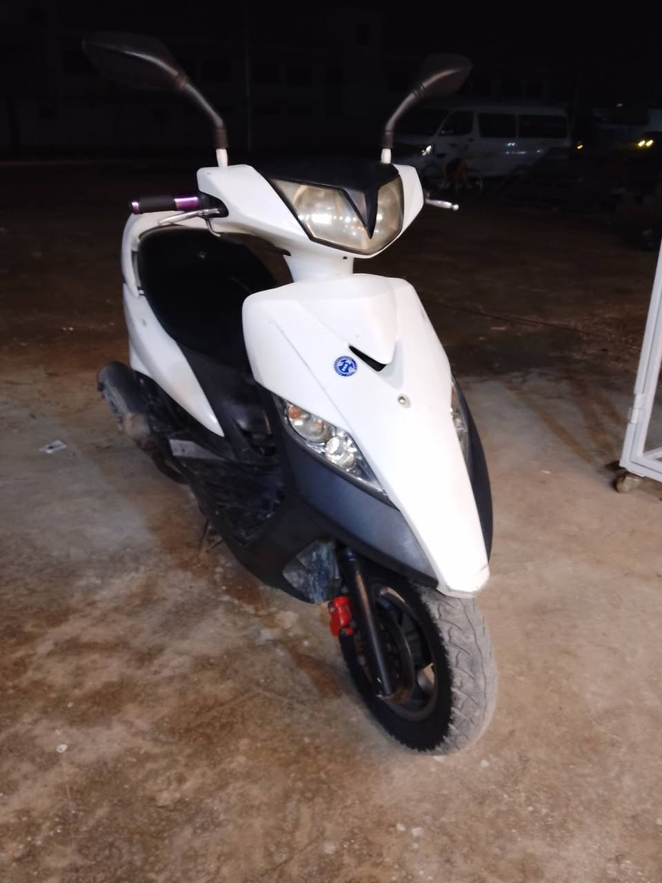 سلام عليكم دراجه ثعلب للبيع دراجه كلمه كفرات مختم عنوان بغداد  شارع الجزيره منطقه الاصلاح رقم هاتف ***********
