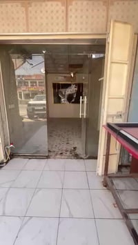 محل ايجار في الشعب بدايه مدخل شارع الصحة سعر الايجار 250 الف للاستفسار...