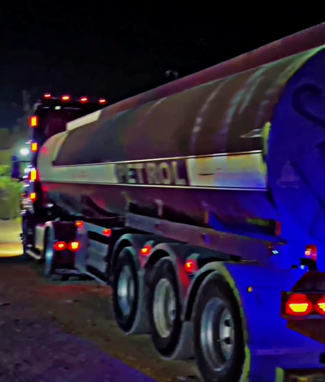 سكانيا 2004  V8 480 
مواسفات تبريد رتايدر سبليت گزوز سپورت  
گير عادي 3+3 گير 
مكينه اكسل به شه رت سه ياره 
جائزه يه ك دينار مه سروفي تيدا نيه 
سعر270وابهامجال
***********
***********
***********
