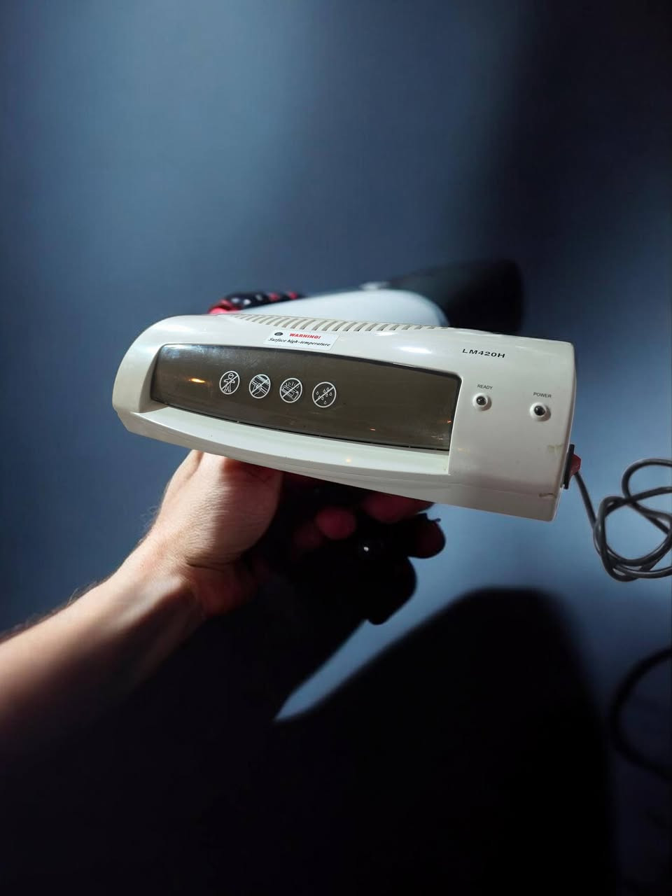 فرصة لأصحاب المكاتب والطلبة! 📢
جهاز تغليف (كبس) حراري احترافي للبيع.
كواليتي عالي وسعر مناسب جداً.
💰 السعر: 30,000 دينار.
🚚 التوصيل علينا مجاناً!
للبيع: جهاز كبس حراري (Laminator) احترافي - موديل LM420H
جهاز عملي جداً وسهل الاستخدام، مثالي لأصحاب المكتبات، الهواة، أو للاستخدام المنزلي والمكتبي للحفاظ على المستندات والبوسترات.
المواصفات والميزات:
 * الموديل: LM420H (يتميز بمتانة الأداء).
 * الوظيفة: كبس حراري عالي الجودة لحماية الصور، الهويات، والمستندات من التلف والرطوبة.
 * السرعة: كفاءة عالية في التسخين مع مؤشر ضوئي (Ready) يخبرك عندما يكون الجهاز جاهزاً للعمل.
 * الحالة: نظيف جداً وشغال بشرط الفحص.
 * التصميم: متين وبسيط، لا يأخذ مساحة كبيرة على المكتب.
العرض والسعر:
 * السعر: 30 ألف دينار فقط.
 * خدمة التوصيل: مجانية لجميع المناطق.
 * التواصل: المراسلة على الخاص (Direct Message).
ملاحظة: الجهاز مخصص للكبس الحراري فقط (بدون مقص ورق). القطعة مميزة وسعرها مناسب جداً مع التوصيل.


**إذا كنت صاحب هذا الإعلان وتريد حذفه لأي سبب، رجاءا أرسل رسالة إلى الدعم الفني**