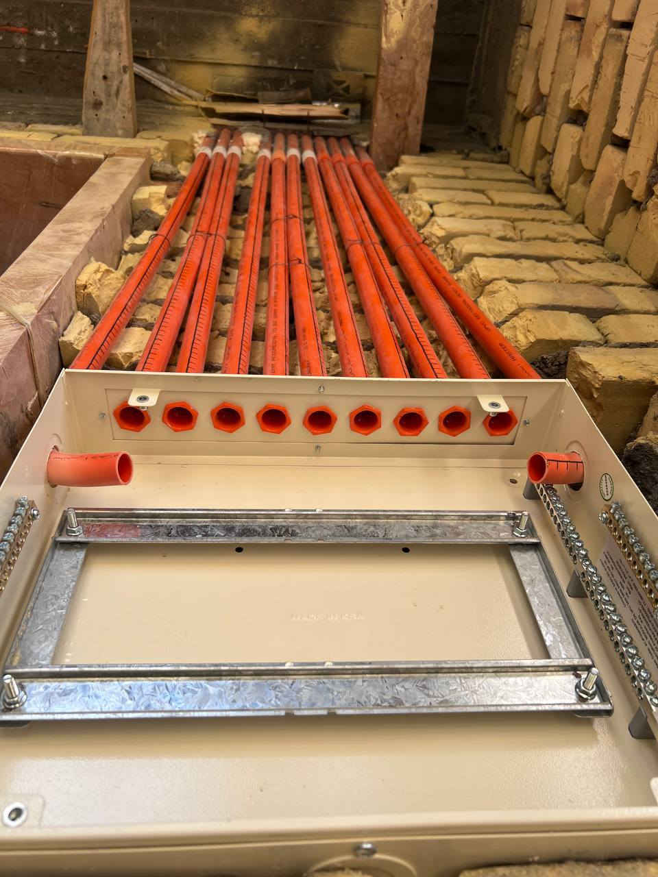 بحمد الله 
               
  تم الانتهاء من مرحلة  النزالات
 الحفر بالكوسره وتنزيل البوري وتثبيت البوكسات       وتثبيت البنل والسراكت وراك الكامرات 

لمنزل مساحة 200 م ط ارضي……

أبو سارة الكهربائي 
_***********
_***********
