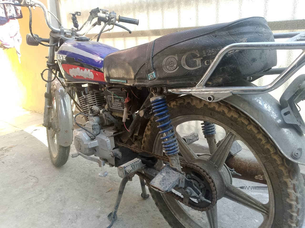 السلام عليكم
دراجه ايراني سيفان موديل 2020 مكمركه أوراقها كامله (مكمركه) يعني تترقم عوزها ترتيبات شويه مكينه مكفوله ممفتوحه ابد خير من الله المكينه والدراجه نقصها فقط صفاحيات كفرات و بك لايت خلفي الدراجه نكرة اكفلكياها من اي شي غير الي ذكرتهن 
سعر 300 الف وبيها مجال حك جيتك 
عنواني بغداد الدورة شارع 60 للتواصل *********** واتساب رصيد متوفر
