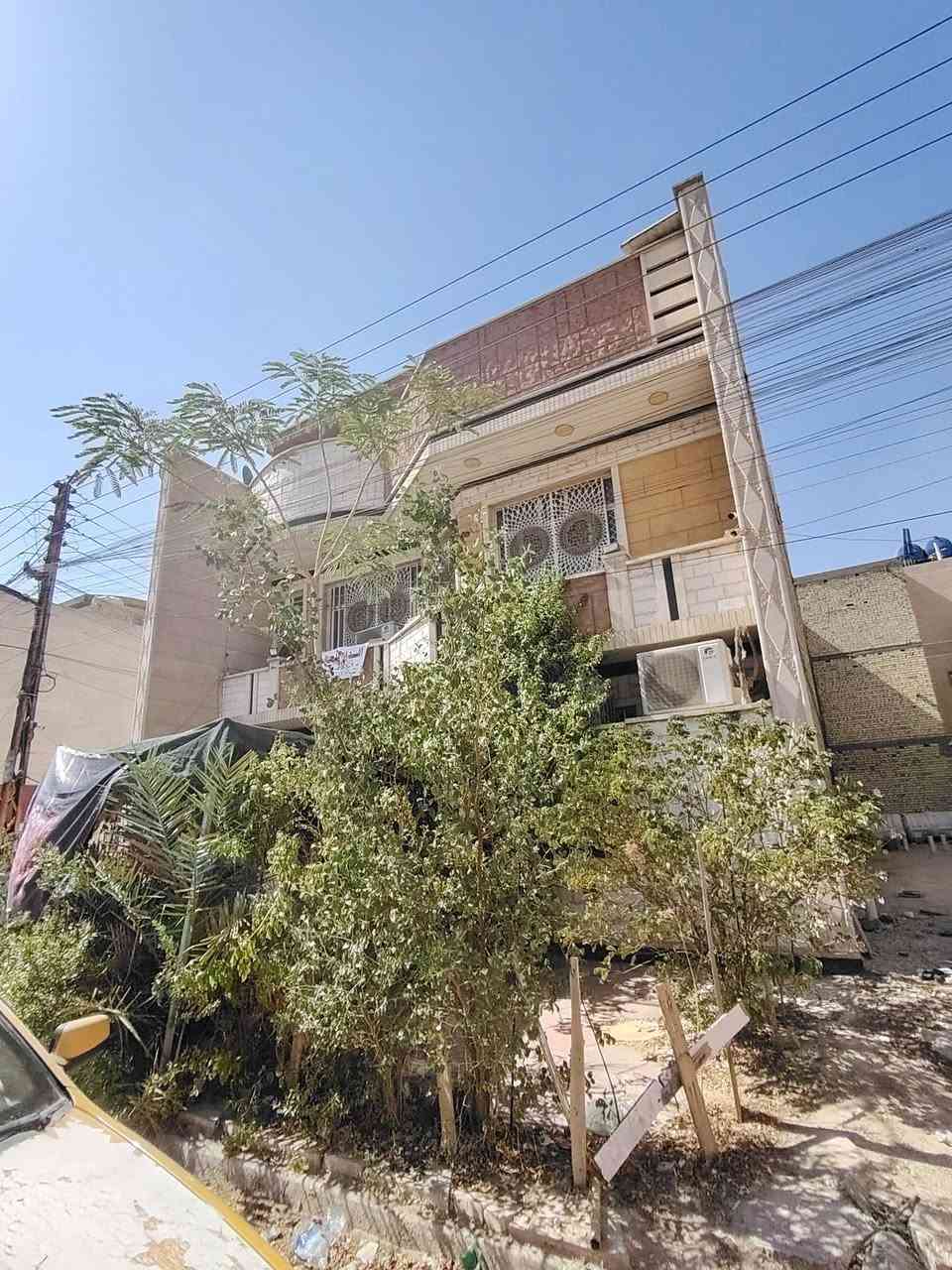 السلام عليكم بيت في الشعب منطقة حي المهندسين الزراعي
 مقابيل سيطرة الشعب القديمة . .البناء ٢٠٢١ قاطين البيت جاهز من كلشي مع الأثاث كامل. يحتوي ٣غرف نوم واستقبال و ٣حمامات على شارع ٢٠ مقابيل السدة ركن 10×10.. خدمات كاملة كهرباء تبليط َمجاري للأستفسار أكثر *********** .
