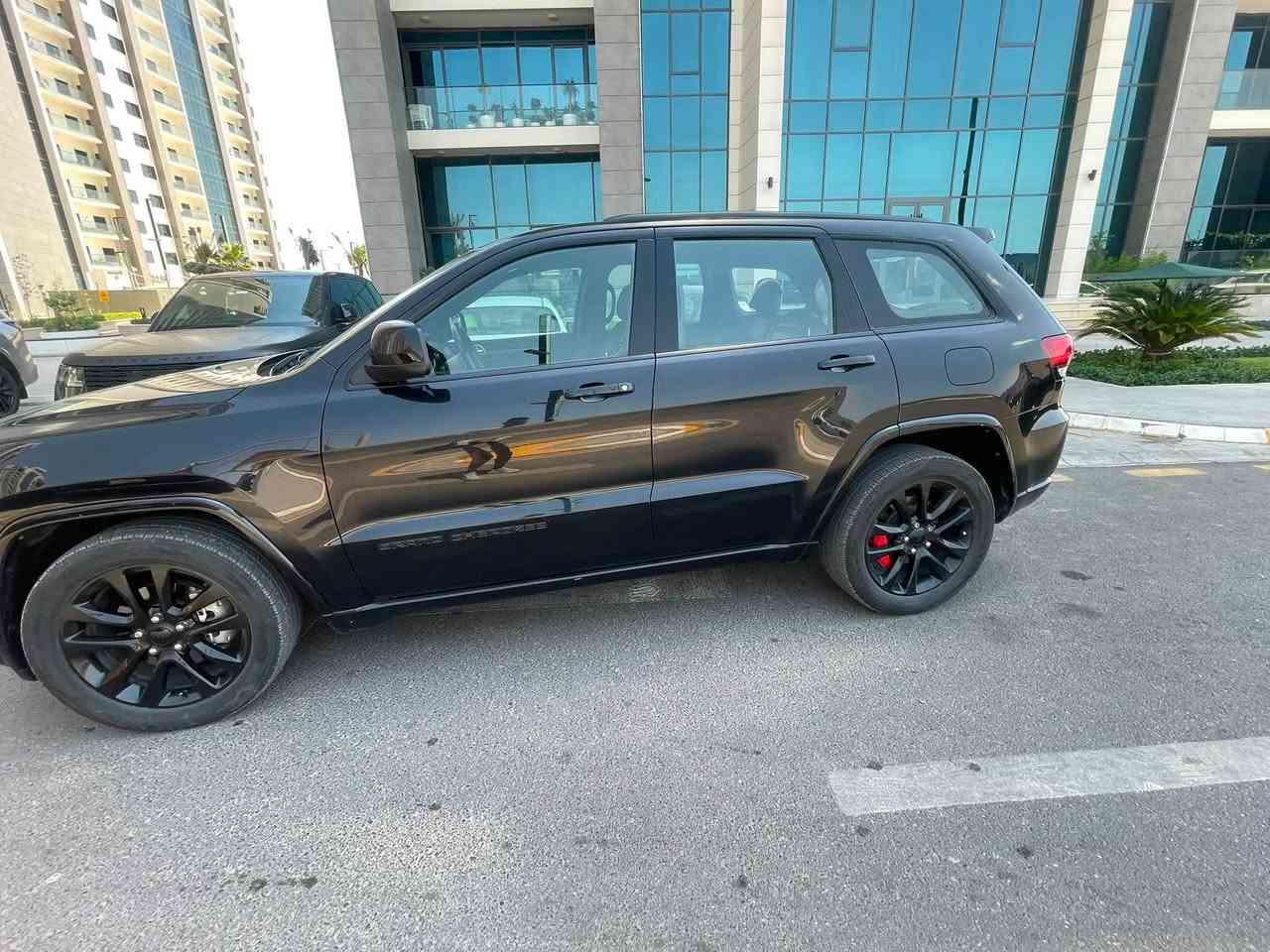 للبيع    جيب 2020
* شاشة Uconnect مقاس 7 إنج  
* Apple CarPlay
* Android Auto
* بلوتوث
* كاميرا خلفية
* مثبت سرعة
* تشغيل بدون مفتاح
* مكيف أوتوماتيك 
* ABS
* ESP مانع الانزلاق
* Traction Control
* وسائد هوائية متعددة

. المواصفات :
1-اللون : اسود 
2-المحرك :3600/6V
3-الرقم : بغداد سنوية جديدة
4-اوتو ستوب 
5-الداخل اسود 
6-مقاعد جلد+ مخمل 
7-الويل حجم 20
8- التشغيل عن بعد 
9-حساس خلفي  
11-المقعد الأمامي كهربائية 
12-تبريد قطعتين 
13-بصمه أبواب 
14-العداد 109 الف ميل 
15-الضرر: باب خلفي مبدل نفس لون + تصليح جاملغ الخلفي ( مبين بالصور)
هنا بالعراق بيهة شخوط تروح 80% منهة بالبولش وبدون اي صبغ 
السعر :240$ ورقه 
المكان : بغداد
الرقم : ***********
